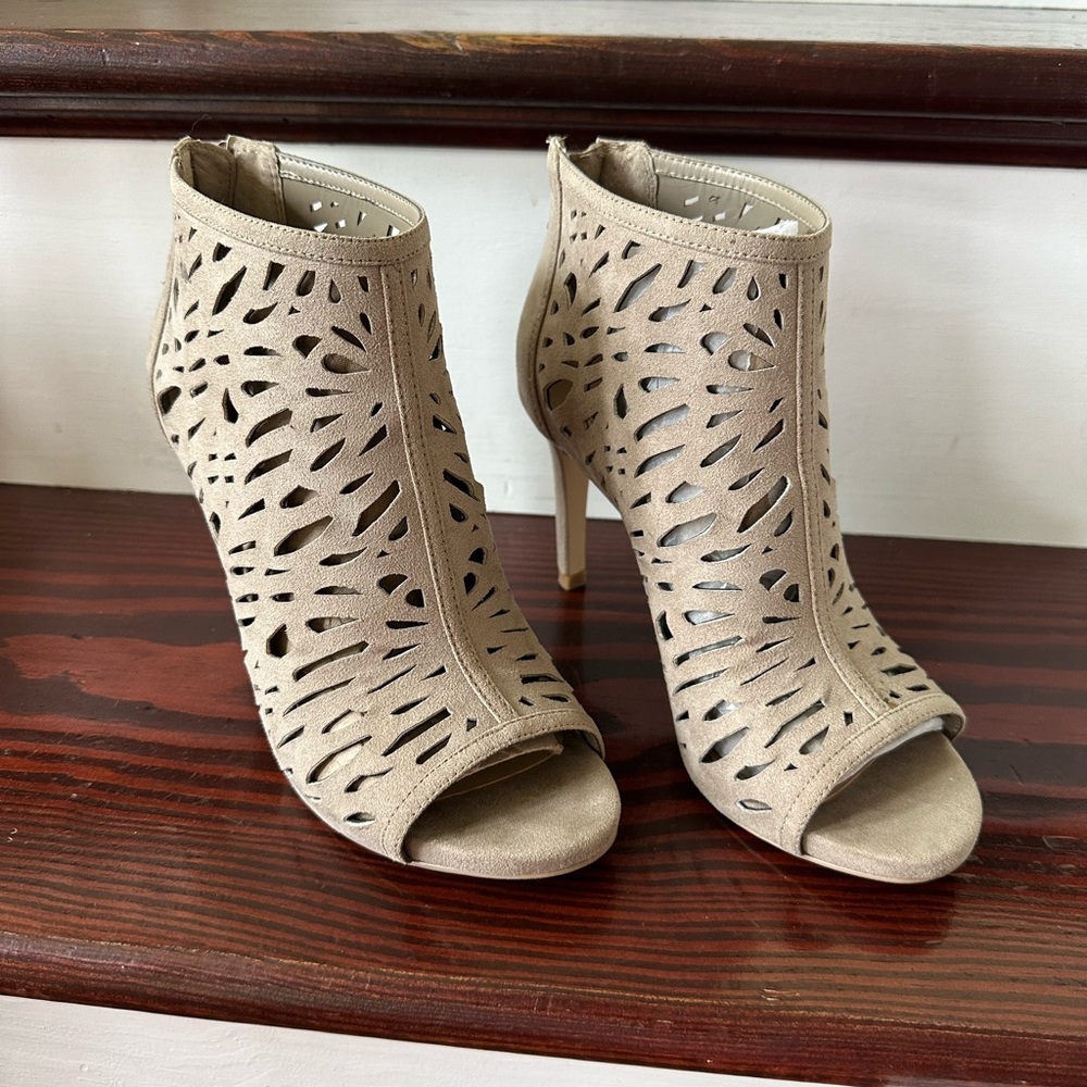 White House Black Market like New with box taupe open toe heeled bootie sz 6
